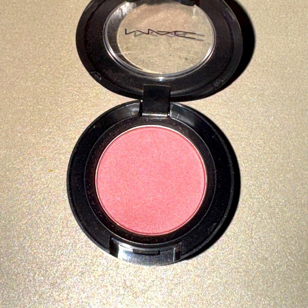 MAC Cosmetics Perky eyeshadow